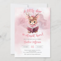 Pequeño ciervo rosa lindo leyendo un libro en el b