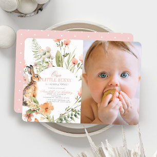 Invitación Pequeño conejito Chica floral rosada Primera foto