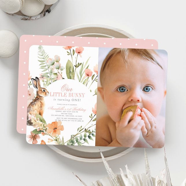 Invitación Pequeño conejito Chica floral rosada Primera foto  (Subido por el creador)