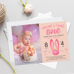 Invitación Pequeño conejito pastel puntos rosados foto fiesta