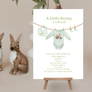 Invitación Pequeño conejo de Pascua Ropa Verde Baby Shower