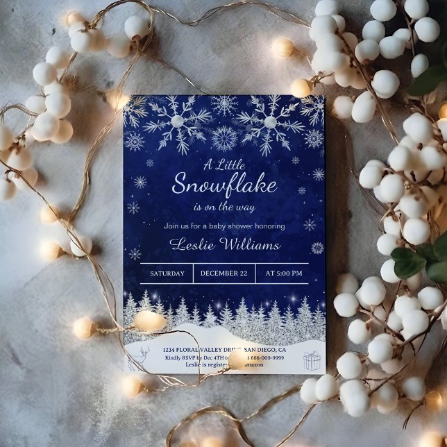 Invitación Pequeño copo de nieve en camino a Baby Shower en i (A little snowflake is on the way winter navy blue baby shower invitation)