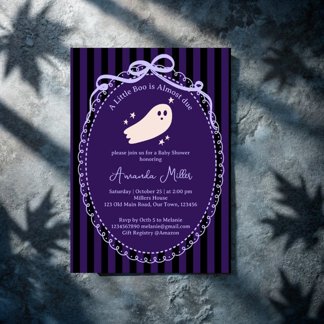 Invitación Pequeño novio lindo fantasma Halloween ducha Invit (Little boo cute ghost Halloween baby shower Invitation cards template purple stripes retro bow borde)
