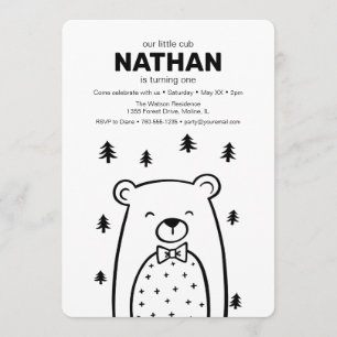Invitación Pequeño oso oso con el amarre en el bosque, cumple