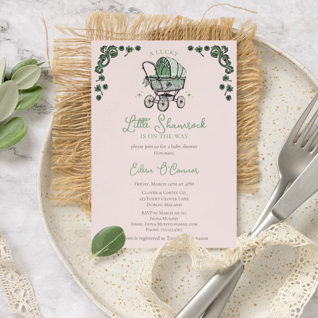Invitación Pequeño Shamrock rosado St Patrones Baby Shower (Elegant Pink Irish / St Patrick's Day Baby Shower Vintage Baby Carriage & Lucky Green Shamrocks.)
