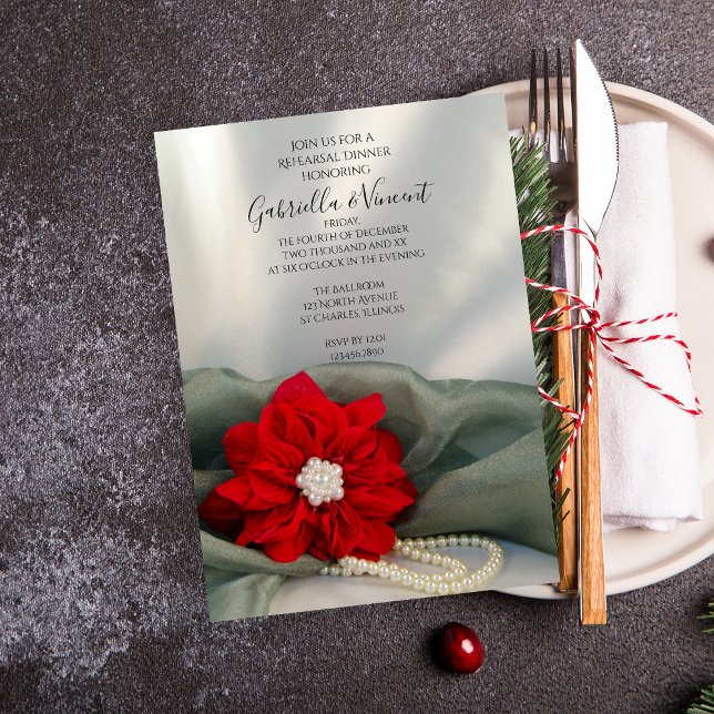Invitación Perlas de Poinsettia en la cena de ensayo verde de (Set a festive tone with the Red Poinsettia and Pearls Winter Wedding Rehearsal Dinner Invitation.)