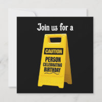 Persona precavida celebrando cumpleaños con letrer