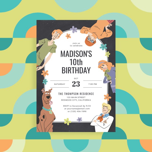 Invitación Personajes Scooby-Doo Groovy Chalkboard Cumpleaños (Invitation on background)