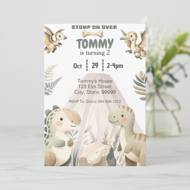 Invitación personalizada de cumpleaños de dinosaur (Anverso de pie)