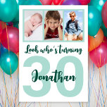 Invitación Personalizado 30.º Collage de fotos de escritura v<br><div class="desc">Pon una sonrisa en la cara con este personalizado de 30 años, moderno collage de fotos de escritura verde para él. Puedes añadir fotos lindas de la infancia o lo que quieras. - Simplemente haga clic para personalizar este diseño 🔥 Mis promesas - Este diseño es único y está diseñado...</div>