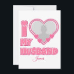 Invitación Personalizado Amo a Mi Marido - Añadir foto y nomb<br><div class="desc">Encuentra regalos asombrosos, graciosos y deliciosamente locos que capturan perfectamente tu amor! Ya sea que estés buscando regalos románticos para las ideas de la esposa, mejores regalos de San Valentín para ella, significativos regalos de aniversario de boda para la esposa, o mejores regalos de Navidades para la esposa, nuestros diseños...</div>