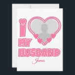 Invitación Personalizado Amo a Mi Marido - Añadir foto y nomb<br><div class="desc">Encuentra regalos asombrosos, graciosos y deliciosamente locos que capturan perfectamente tu amor! Ya sea que estés buscando regalos románticos para las ideas de la esposa, mejores regalos de San Valentín para ella, significativos regalos de aniversario de boda para la esposa, o mejores regalos de Navidades para la esposa, nuestros diseños...</div>
