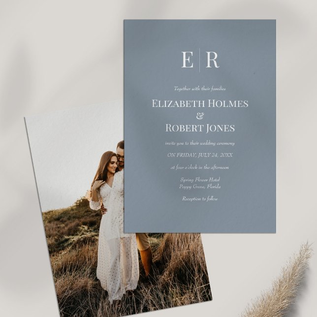 Invitación Personalizado de Monograma Azul Dusty Boda fotográ (Dusty Blue Monogram Custom Photo Wedding Invitation on white table with dry wildflower.)