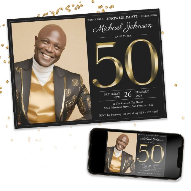 Invitación Personalizado de oro negro foto sorpresa 50 cumple (Surprise 50th Black Gold Custom Photo Birthday Invitation)