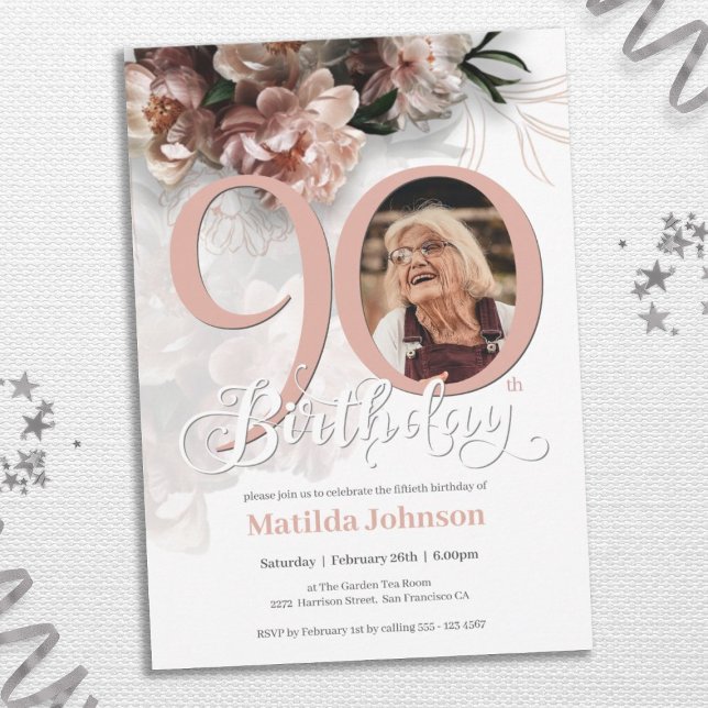 Invitación Personalizado floral rosada Foto 90th Birthday Par (90th Birthday White Pink Lush Floral Custom Photo Invitation)