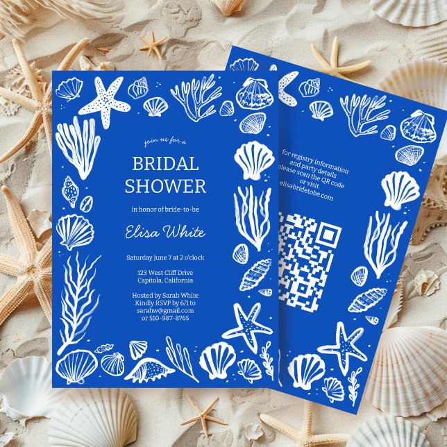 Invitación Personalizado QR del marco de las casetas ducha de (Seashells Frame Bridal Shower Blue White Beach CUSTOM QR Code Chic Elegant Coastal Sea Invitation
)