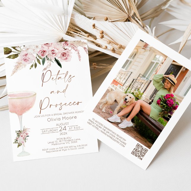 Invitación Petales Prosecco Código QR Boho Floral Bridal Show (Bohemian petals and prosecco bridal shower invitation with champagne glass, QR code and photo.)