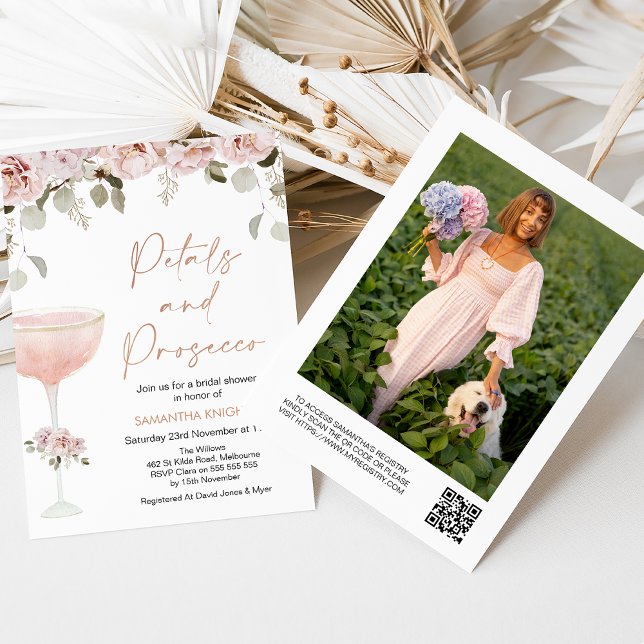 Invitación Petales Prosecco Rubor Floral Código QR Ducha de n (Boho blush floral petals and prosecco bridal shower invitation with glass and QR code.)