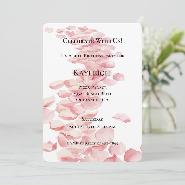 Invitación Pétalos rosa rosados románticos Cumpleaños floral (Anverso de pie)