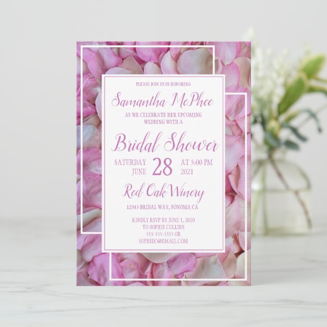 Invitación Pétalos rosados de rosa ducha de novia (Anverso de pie)