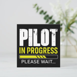 Invitación Piloto en Progreso… Por Favor Espere   Humor de Av