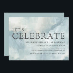 Invitación Pinceles de resumen azul y turbio<br><div class="desc">En un estilo artístico moderno, esta invitación única a la fiesta de cumpleaños 21 ha pintado pinceladas que se parecen al cielo. Los colores son azul polvoriento a azul claro, gris y blanco. El texto del gran título agrega un atractivo instantáneo para generar emoción en la próxima celebración. Todo el...</div>