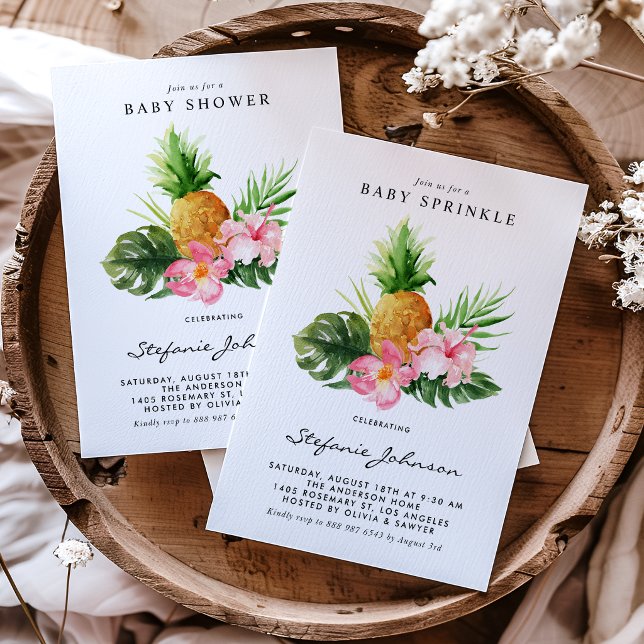Invitación Pineapple Acuarela para Baby Sprinkle Tropical (Tropical baby sprinkle invitation featuring watercolor pineapple, hibiscus and greenery. )