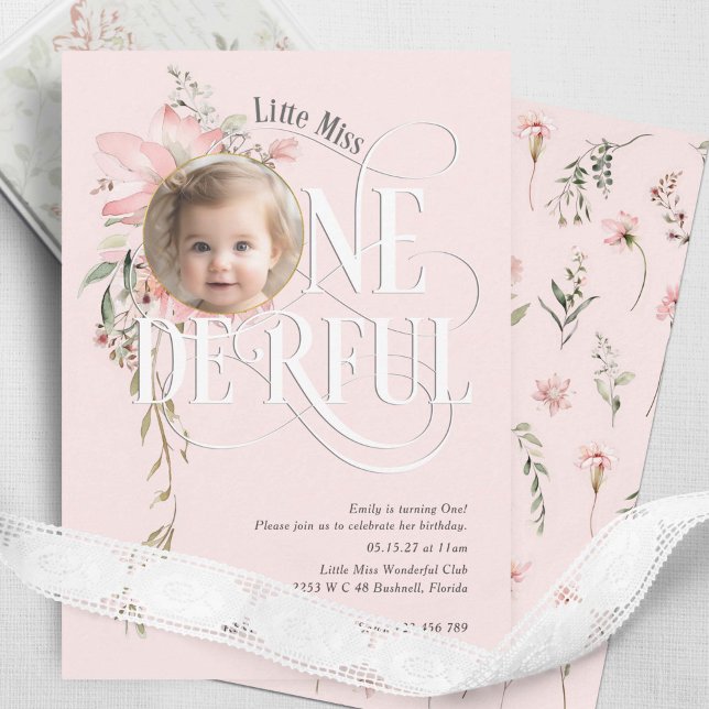 Invitación Pink 1º cumpleaños Miss Maravillosa Foto de Flor S (Little MIss Onederland, Pink Baby girl 1st birthday wildflower themed invitation.)