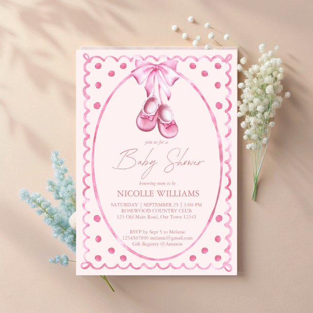 Invitación Pink bow baby shoes coquette elegant baby shower (Pink bow baby shoes coquette elegant baby shower invitation cards template hand drawn wavy border)