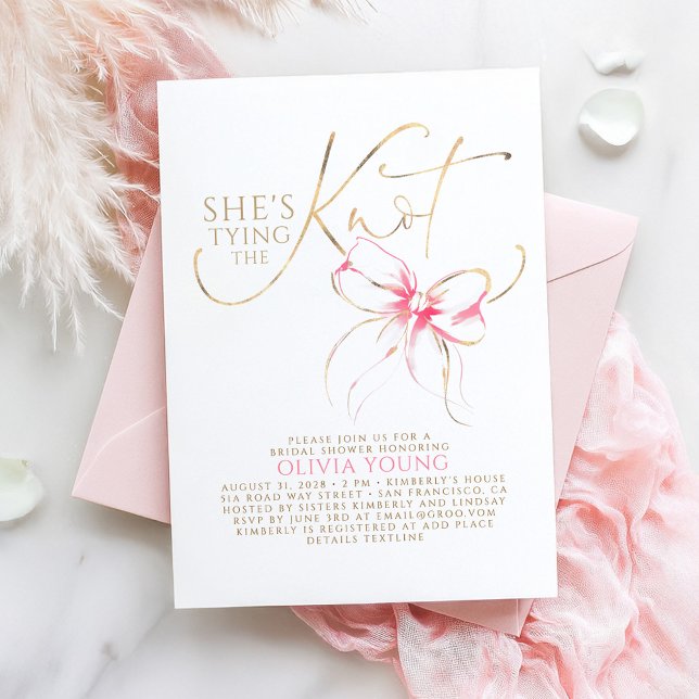 Invitación Pink Bow Elegant Modern Minimalist Bridal Shower (She's Tying The Knot Bridal Shower Invitation with Pink Bow)