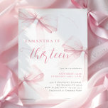 Invitación Pink Bows Trece Cumpleaños<br><div class="desc">Pink Bows Trece Invitaciones De Cumpleaños. Con sus delicados arcos de color rosa y su elegante tipografía de guijarros, este diseño capta una sensación de elegancia y encanto refinados. El diseño limpio y minimalista añade un toque de sofisticación, mientras que el texto completo del personalizable le permite adaptar cada detalle...</div>