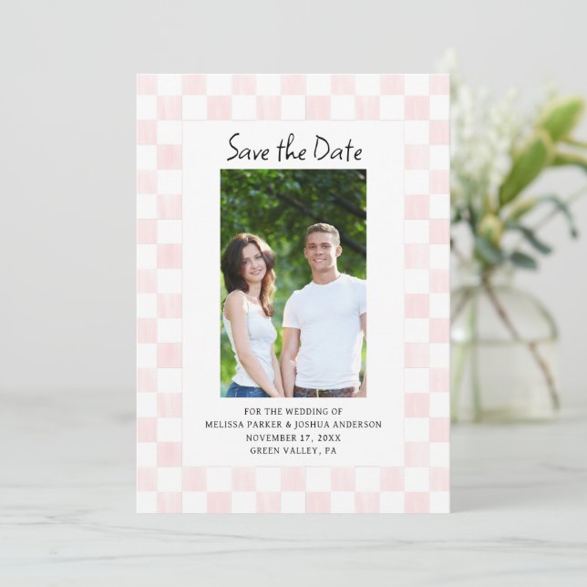Invitación Pink Checkerboard Photo Save the Date (Anverso de pie)