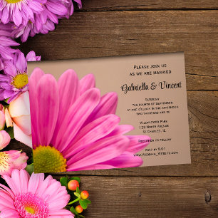 Invitación Pink Daisy sobre Tan Boda