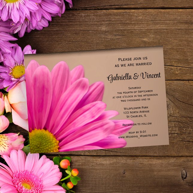Invitación Pink Daisy sobre Tan Boda (Invite guests to your garden party marriage with the pretty Pink Daisy on Tan Wedding Invitation.)