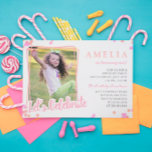 Invitación Pink & Peach Confetti Photo Kids Fiesta de cumplea<br><div class="desc">Invitación a la fiesta de cumpleaños de los niños con una foto de su hijo enmarcado con líneas rosadas y melocotones y decorado con confetti en colores coincidentes. Let's Celebrate está escrito al final de la foto.</div>