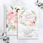 Invitación Pink Peony Wreath Rosa Oro Marble Typografía 85<br><div class="desc">Manos abajo mi diseño favorito de todos los tiempos hasta la fecha, esta magnífica invitación de cumpleaños incluye las más hermosas flores de acuarela que he visto nunca - ¡tan realistas que parecen fotos! Una corona de peonías rosadas y astilbe, dahlias, pelotas de alio, ramas de eucalipto y un delicado...</div>