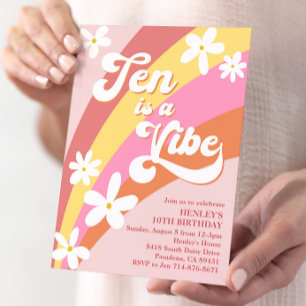Invitación Pink Ten es un Vibe Retro Daisy Rainbow Birday