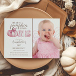 Invitación Pink This Little Pumpkin Photo First Birthday Fies<br><div class="desc">Dulce, esta calabaza se está volviendo una, la invitación a la fiesta de cumpleaños. Con una calabaza acuática rosa con un arco y tu foto favorita. La invitación también tiene una plantilla de invitación de fiesta de cumpleaños moderna y fácil de personalizar, los estilos de fuente, tamaños y colores se...</div>