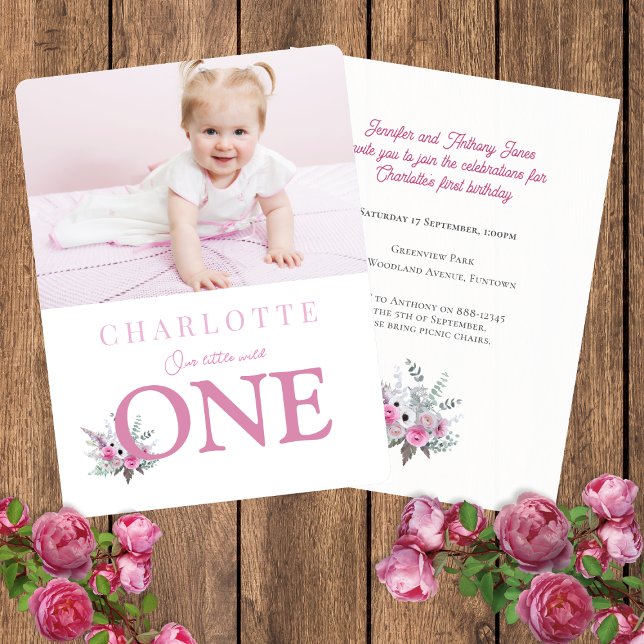 Invitación Pink Wild ONE 1er cumpleaños (Pink Wild ONE 1st birthday Invitation with watercolor flowers and custom photo of the baby)