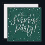 Invitación Plata & Verde | Fiesta de Cumpleaños Sorpresa 60<br><div class="desc">Celebra tu día especial con esta plantilla de invitación de cumpleaños sorpresa moderna plata y verde. Este diseño presenta caligrafía texturizada dorada elegante y fondo de confeti. Puedes personalizar el texto para cualquier cumpleaños o evento. (21,  30,  40,  50,  60,  70,  80,  90,  100)</div>