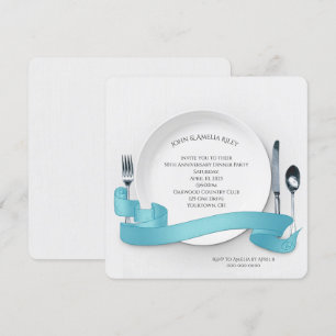Invitación Plato blanco con cubiertos y pancarta