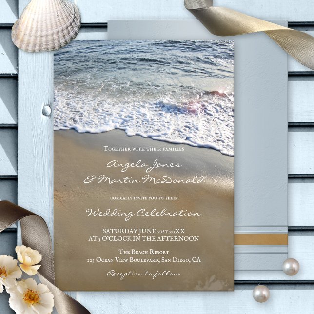 Invitación Playa artística simple o boda de destino (Elegant yet simple wedding invitation featuring an artistic design of waves flowing on the beach)