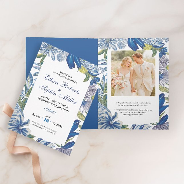 Invitación plegada del Boda azul floral clásico (Subido por el creador)