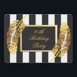 Invitación Pluma de oro por 40 años en franjas blancas negras<br><div class="desc">Fiesta de oro en franjas blancas y negras 40 invitaciones a la fiesta de cumpleaños. Estas glamorosas y modernas invitaciones tienen elegantes plumas de Relieve metalizado dorado. Todo el texto de información relevante es completamente personalizable usando las instrucciones de menú fáciles de usar de Zazzle. Elija entre una gran selección...</div>