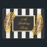 Invitación Pluma de oro por 40 años en franjas blancas negras<br><div class="desc">Fiesta de oro en franjas blancas y negras 40 invitaciones a la fiesta de cumpleaños. Estas glamorosas y modernas invitaciones tienen elegantes plumas de Relieve metalizado dorado. Todo el texto de información relevante es completamente personalizable usando las instrucciones de menú fáciles de usar de Zazzle. Elija entre una gran selección...</div>