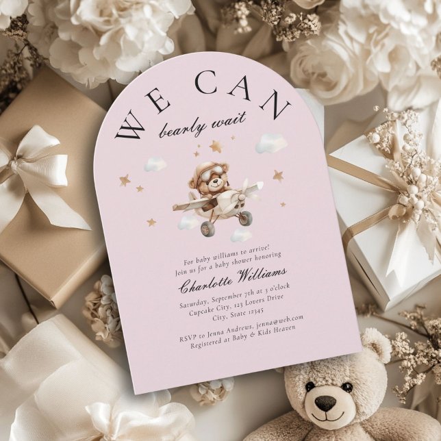 Invitación ¡Podemos Esperar! Oso y avión de Teddy (We Can Bearly Wait! Cute, modern, pink, baby shower arch invitation.)