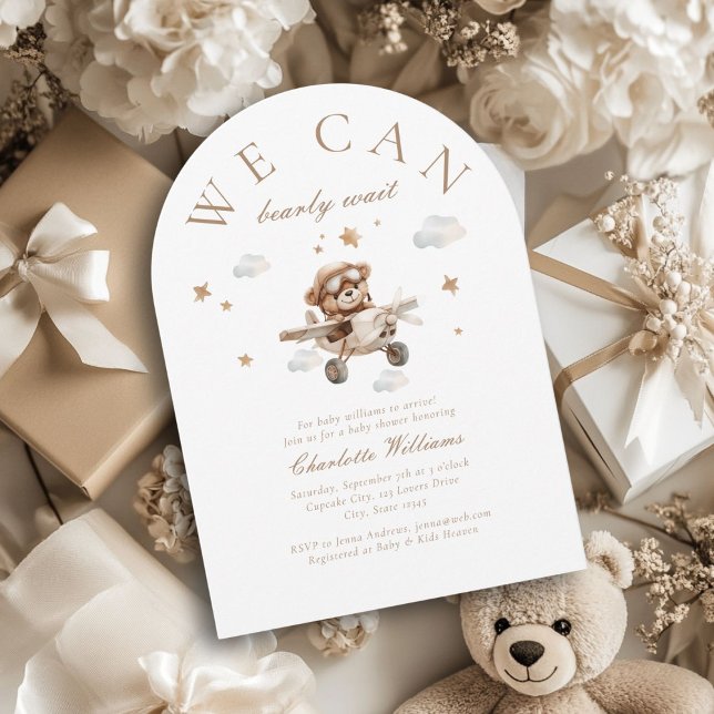 Invitación ¡Podemos Esperar! Oso y avión de Teddy (We Can Bearly Wait! Cute, modern, white, baby shower arch invitation.)