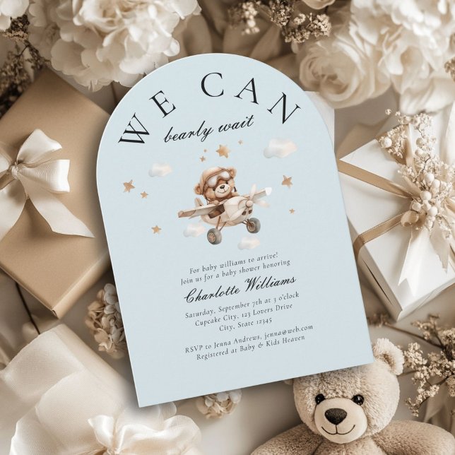 Invitación ¡Podemos Esperar! Oso y avión de Teddy (We Can Bearly Wait! Cute, modern, blue, baby shower arch invitation.)