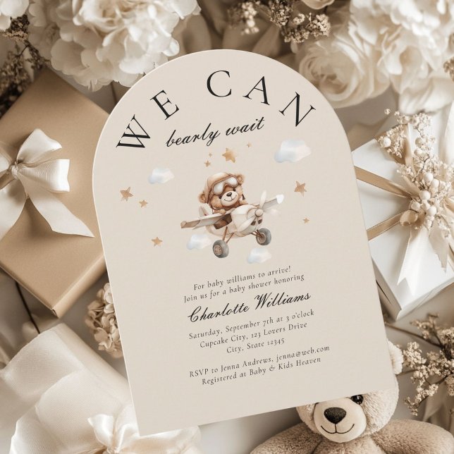 Invitación ¡Podemos Esperar! Oso y avión de Teddy (We Can Bearly Wait! Cute, modern, beige, baby shower arch invitation.)