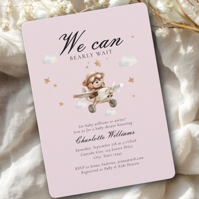 Invitación ¡Podemos Esperar! Oso y avión de Teddy (We Can Bearly Wait! Cute Bear & Plain Baby Shower Invitation)